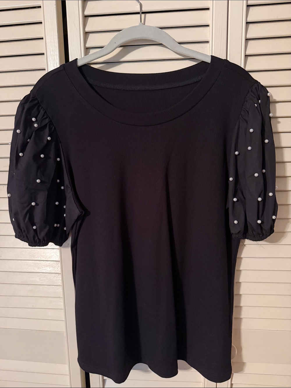 Women’s Black Pearl-Accent Puff Sleeve Top